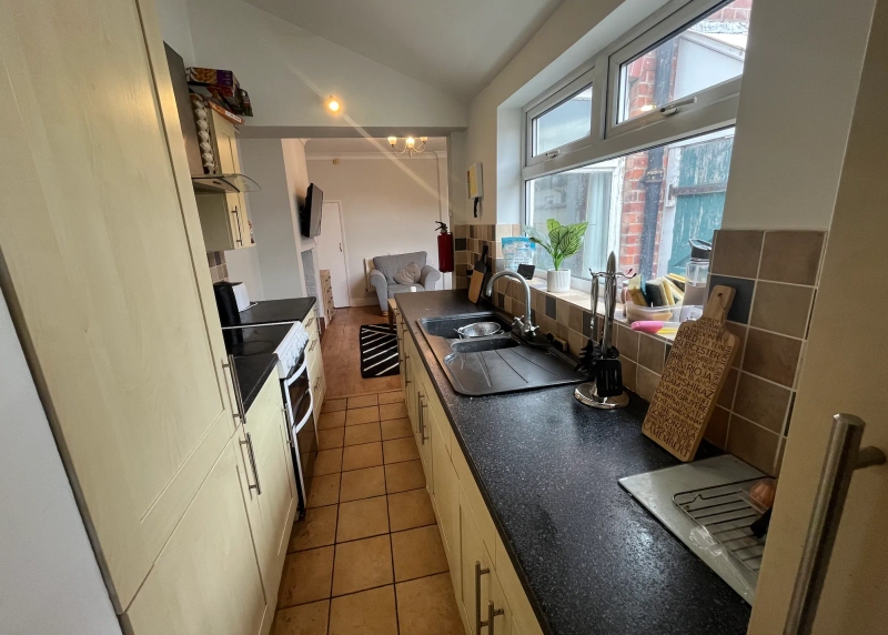 BILLS INCLUSIVE - Sausthorpe Street, 4 Bedroom, - Thumbnail 11
